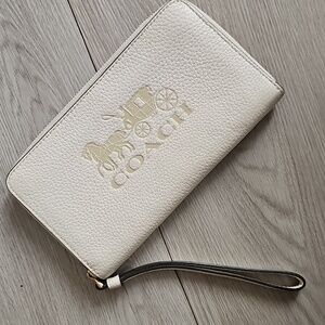 Coach F75908 Jes Phone Wallet Pebbled White Leather with Horse and Carriage Logo
